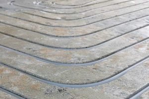 Verlegte Leitungen für Fußbodenheizung